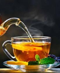 So sánh tác dụng của trà đá và trà nóng