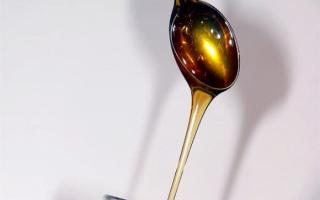 Pha mật ong trong nước ấm hay nước nóng thì tốt hơn? Những lưu ý cần thiết khi sử dụng mật ong