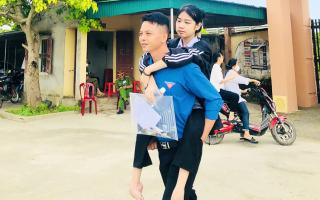 Bí thư đoàn xã cõng nữ sinh khuyết tật vào phòng thi lớp 10