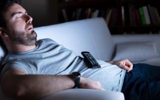 Bật tivi khi ngủ gây 4 nguy hại sức khỏe, làm gì để bỏ thói quen này?